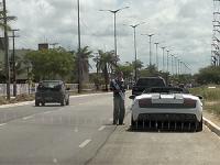 Carro de luxo sem placa  apreendido durante blitz na Paraba