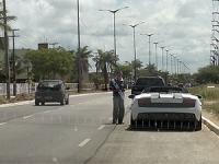 Carro de luxo sem placa  apreendido durante blitz na Paraba